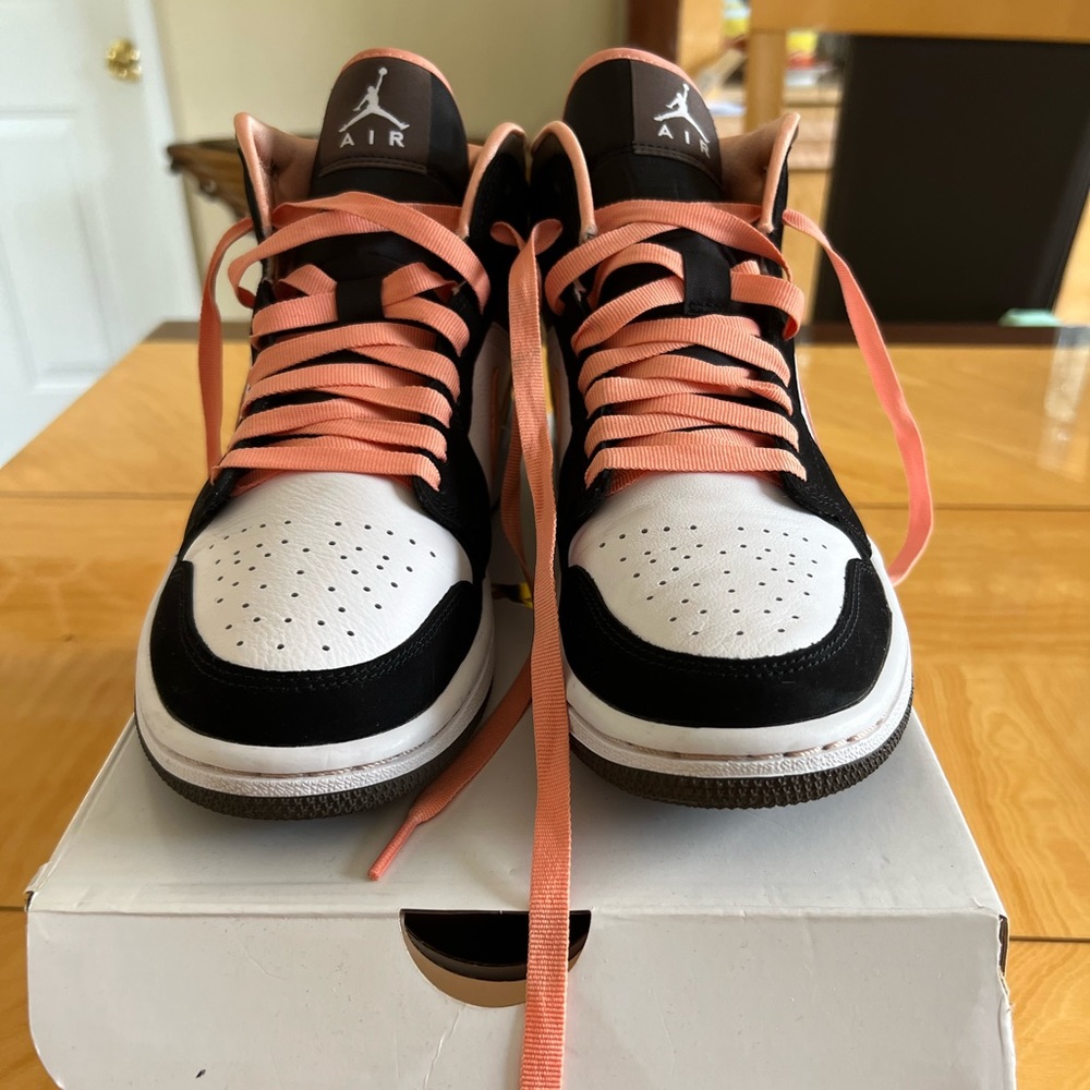 Jordan 1 Mid - image 2